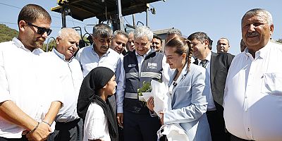 Başkan Vekili Özdemir Kaş’ta devam eden asfalt çalışmalarını inceledi