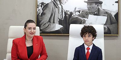 Başkan Vekili Özdemir koltuğunu çocuk başkana devretti