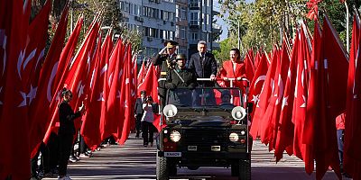 Başkan Vekili Özdemir resmi geçit törenine katıldı