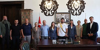 Başkan Vekili Özdemir ve Başpehlivan Erkan Taş Edirne Belediyesi’ni ziyaret etti