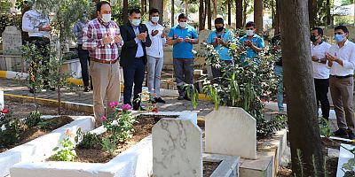 Başkan Yücel'den Ramazan Bayramı öncesi şehitliğe ziyaret