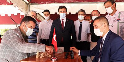 Başkan Yücel, satranç turnuvasında öğrencilerle biraraya geldi