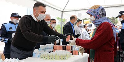 Başkan Yücel vatandaşların kandilini kutlayıp maske dağıttı