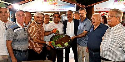 Başkan Uysal, derneklerin stantlarını gezdi