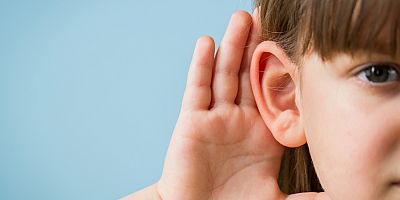 Bebeklerin kuvözde yatırılma pozisyonu kepçe kulak olmalarına neden oluyor