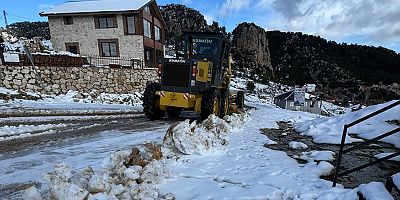 Belediye ekipleri kar yağışı sonrası kapanan yolları açıyor