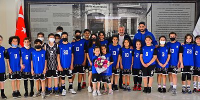 Belediyesporlu basketçilerden Başkan Sözen'e ziyaret
