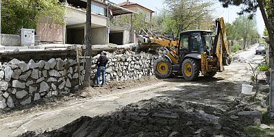 Binbirevler’de tehlike arz eden taş duvar yenileniyor