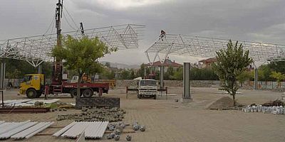 Binbirevler Mahallesi Kapalı Pazaryerinin çatı montajı yapılıyor