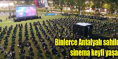 Binlerce Antalyalı sahilde sinema keyfi yaşadı