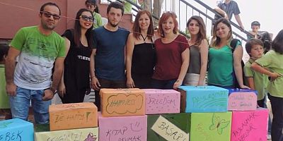 Bir Kadın; 32 Kütüphane Kurdu