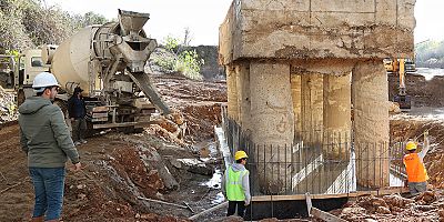 Büyükşehir Aksu Çayı köprüsünün ayağını güçlendiriyor