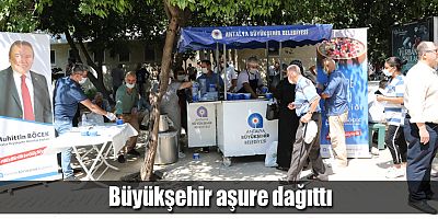 Büyükşehir aşure dağıttı