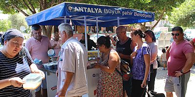 Büyükşehir Belediyesi aşure ikramına devam ediyor