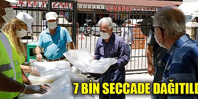 Büyükşehir Belediyesi Cuma Namazı için tek kullanımlık seccade dağıttı