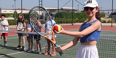 Büyükşehir Belediyesi Döşemealtı’nda yeni tenis kursu açtı