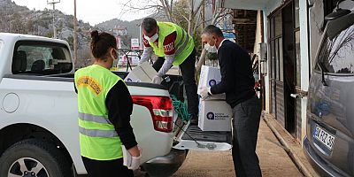Büyükşehir Belediyesi karantinaya alınan mahalleye gıda yardımı yaptı