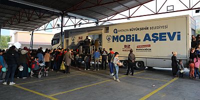 Büyükşehir Belediyesi Kepez’de sıcak yemek dağıtıyor