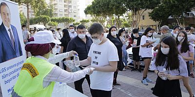 Büyükşehir Belediyesi LGS öncesi öğrencilere maske, su ve kalem dağıttı