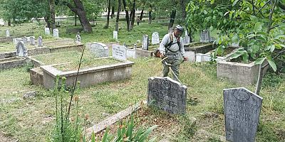 Büyükşehir Belediyesi’nin İbradı’da mezarlık temizlik ve bakımları sürüyor 