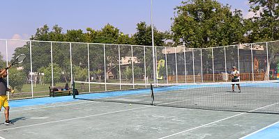 Büyükşehir Belediyesi’nin ücretsiz kortlarıyla tenis keyfi