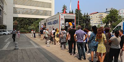 Büyükşehir Belediyesi önünde aşure ikramı 