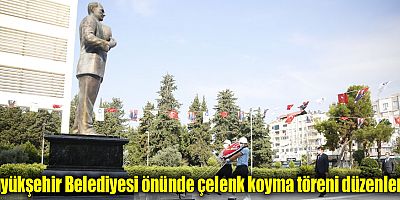 Büyükşehir Belediyesi önünde çelenk koyma töreni düzenlendi