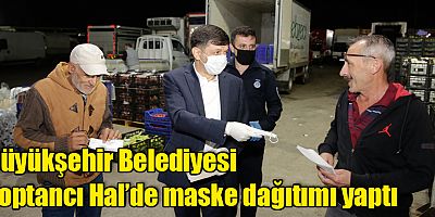 Büyükşehir Belediyesi Toptancı Hal’de maske dağıtımı yaptı