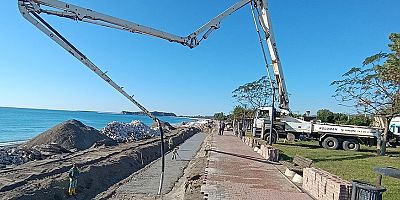 Büyükşehir’den Demre sahilinde istinat duvarı çalışması