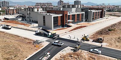 Büyükşehir’den Döşemealtı Devlet Hastanesi yoluna sıcak asfalt