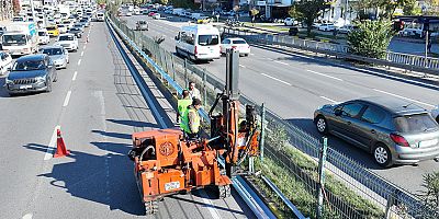 Büyükşehir’den Gazi Bulvarı’nda otokorkuluk çalışması