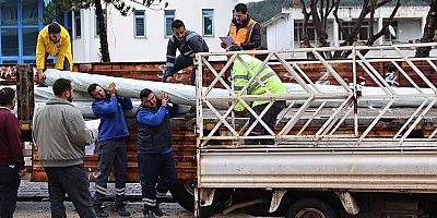 Büyükşehir’den hortum ve fırtınadan zarar gören üreticiye sera naylonu desteği