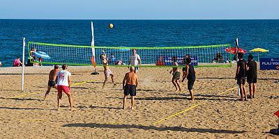 Büyükşehir’den Konyaaltı Plajı'na Ücretsiz Plaj Voleybol Sahaları