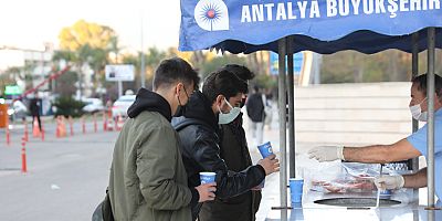 Büyükşehir’den üniversite öğrencilerine sıcak çorba