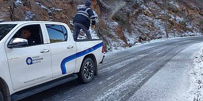 Büyükşehir’den yayla yollarında tuzlama çalışması 