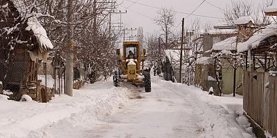Büyükşehir ekipleri karla aralıksız mücadele ediyor