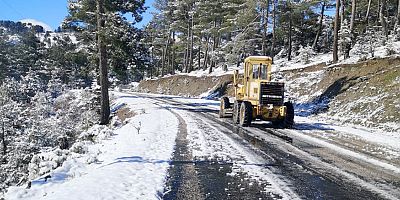 Büyükşehir ekipleri teyakkuzda, kardan kapanan yollar açılıyor