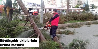 Büyükşehir ekiplerinin fırtına mesaisi