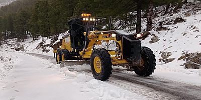 Büyükşehir ekiplerinin karla mücadele çalışması sürüyor