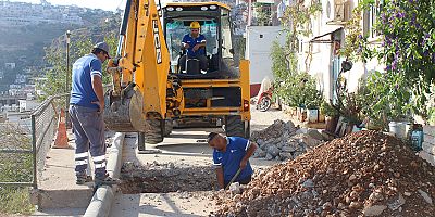 Büyükşehir Finike Eski Mahallesinin kanalizasyon sorununu çözüyor