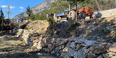 Büyükşehir heyelan yaşanan yollarda duvar örüyor