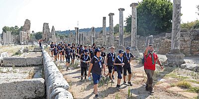 Büyükşehir izcileri Perge Antik Kenti’ni gezdi