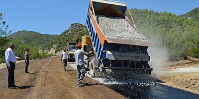Büyükşehir Karabucak yolunu asfaltlıyor