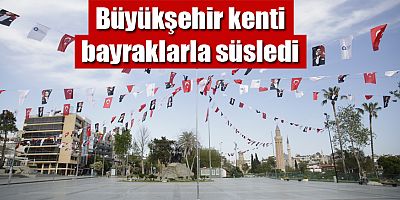 Büyükşehir kenti bayraklarla süsledi