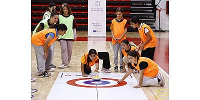 Büyükşehir kız çocuklarını floor curling sporu ile tanıştırdı
