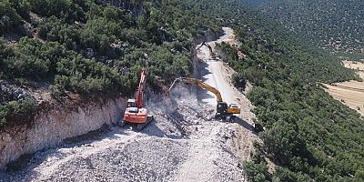 Büyükşehir Korkuteli’de yolları güvenli hale getiriyor