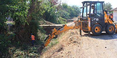 Büyükşehir Kumluca’da kanal temizliği yapıyor