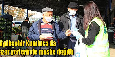 Büyükşehir Kumluca’da pazar yerlerinde maske dağıttı