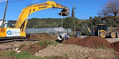 Büyükşehir Kumluca’da yağmur sularını kontrol altına alıyor