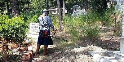 Büyükşehir mezarlıkları düzenli olarak temizliyor
